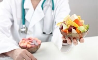 Διατροφολόγος με φρουτοσαλάτα