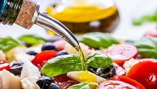 Σαλάτα λαχανικών με φυτικό λάδι, πιάτο μεσογειακής διατροφής